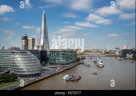 Vue vers le bas à l'Ouest en direction de la rivière Thanes London Bridge Banque D'Images