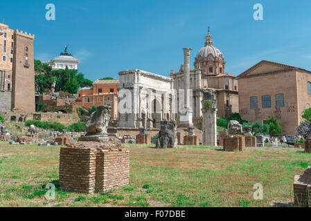 Forum Rome, vue sur le forum romain montrant l'Arc de triomphe de Septime Sévère et le 3e siècle Curia immeuble dans le centre de Rome, Italie. Banque D'Images