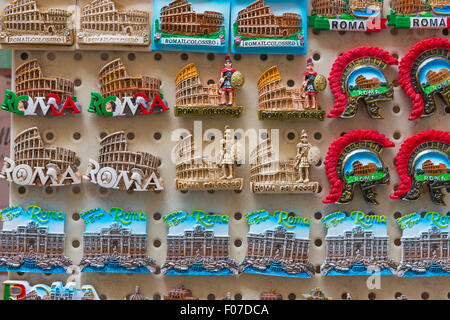 Italie tourisme, aimants de réfrigérateur de souvenirs en vente à l'extérieur d'un magasin dans le centre historique (centro storico) de Rome, Italie. Banque D'Images