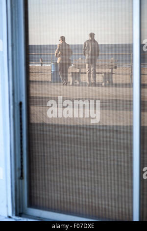 La demande, de l'océan, et les amateurs de plages reflètent dans vitrine. Asbury Park, New Jersey Banque D'Images