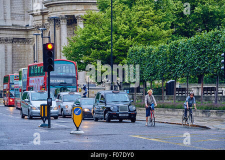 Les motards en attente de feu vert, Londres, Royaume-Uni, Europe Banque D'Images