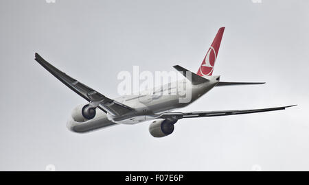 Turkish Airlines Boeing 777 TC-JJG décollant de l'aéroport de Londres Heathrow LHR Banque D'Images