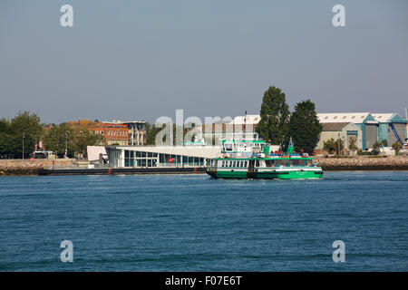 Gosport ferry près de la borne sur le côté du port de Portsmouth, Gosport. Banque D'Images