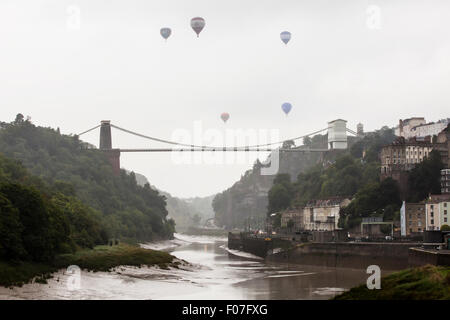 Bristol, Royaume-Uni. 09Th Aug 2015. La pluie et les nuages bas se sont rendus à Bristol comme la masse finale lancement de la 37e Bristol International Balloon Fiesta devait démarrer. Cependant, un certain nombre d'aérostiers a pris à l'air l'avion pour traverser la rivière Avon, à proximité de Clifton. Bristol, Royaume-Uni. 9 août 2015. Credit : Redorbital Photography/Alamy Live News Banque D'Images