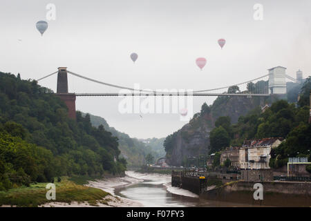 Bristol, Royaume-Uni. 09Th Aug 2015. La pluie et les nuages bas se sont rendus à Bristol comme la masse finale lancement de la 37e Bristol International Balloon Fiesta devait démarrer. Cependant, un certain nombre d'aérostiers a pris à l'air l'avion pour traverser la rivière Avon, à proximité de Clifton. Bristol, Royaume-Uni. 9 août 2015. Credit : Redorbital Photography/Alamy Live News Banque D'Images