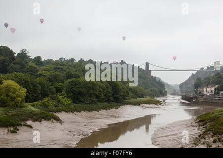 Bristol, Royaume-Uni. 09Th Aug 2015. La pluie et les nuages bas se sont rendus à Bristol comme la masse finale lancement de la 37e Bristol International Balloon Fiesta devait démarrer. Cependant, un certain nombre d'aérostiers a pris à l'air l'avion pour traverser la rivière Avon, à proximité de Clifton. Bristol, Royaume-Uni. 9 août 2015. Credit : Redorbital Photography/Alamy Live News Banque D'Images