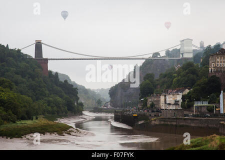 Bristol, Royaume-Uni. 09Th Aug 2015. La pluie et les nuages bas se sont rendus à Bristol comme la masse finale lancement de la 37e Bristol International Balloon Fiesta devait démarrer. Cependant, un certain nombre d'aérostiers a pris à l'air l'avion pour traverser la rivière Avon, à proximité de Clifton. Bristol, Royaume-Uni. 9 août 2015. Credit : Redorbital Photography/Alamy Live News Banque D'Images