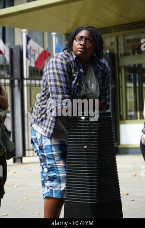 London,UK, 9 août 2015 : Le Président Shanice McBean de dissidents noir inscrivez-vous dans la solidarité n° BlackLivesMatter le 9 août 2014 un homme noir non armé, ne jamais oublier Mike Brown,1 ans de démo de solidarité à l'ambassade des États-Unis, à Londres. Photo par voir Li/Alamy Live News Banque D'Images