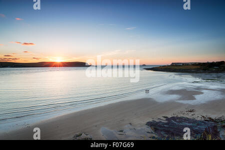 Coucher de soleil sur la plage de sable de Daymer Bay Padstow sur la côte nord de Cornwall Banque D'Images