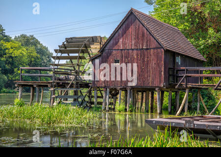 Moulin à eau sur la petite danube près du village de tomasikovo, Slovaquie, Europe Banque D'Images