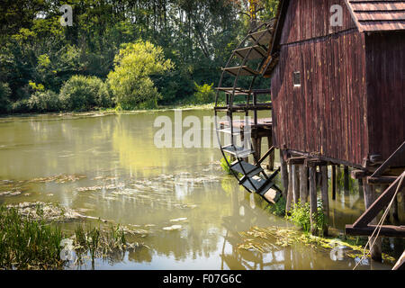 Moulin à eau sur la petite danube près du village de tomasikovo, Slovaquie, Europe Banque D'Images