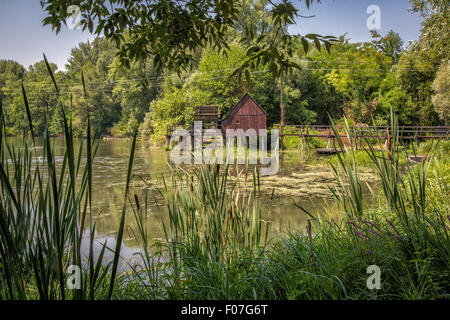 Moulin à eau sur la petite danube près du village de tomasikovo, Slovaquie, Europe Banque D'Images