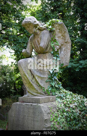 Cimetière victorien ange figure tombe monument commémoratif à Harborne Birmingham Royaume-Uni couvert en ivy Banque D'Images