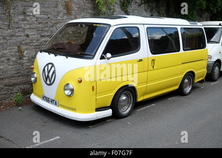 Toyota HiAce van avec une mise à l'avant conçue pour ressembler à un camping-car Volkswagen VW Banque D'Images