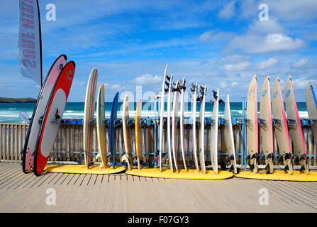 Location de planches de surf à la plage de Fistral, Newquay, Cornwall, UK Banque D'Images