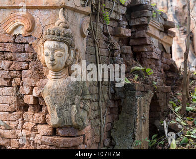 12e siècle en brique recouverts stupas et statue en Nyaung Ohak section des ruines à Indein, lac Inle, l'État de Shan, Myanmar Banque D'Images