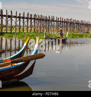 Des bateaux de touristes en face de l'U Bein bridge à Amarapura, Myanmar Banque D'Images