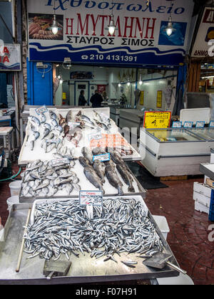 ATHÈNES, GRÈCE - 26 MARS 2015 : poisson frais en vente sur le marché du Pirée Banque D'Images