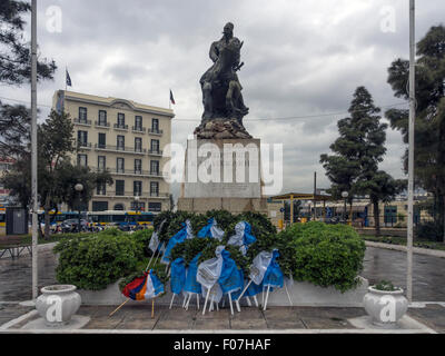 ATHÈNES, GRÈCE - 26 MARS 2015 : statue à Georgios Karaiskakis (sculpteur Michael Tombros) au Pirée, près d'Athènes Banque D'Images