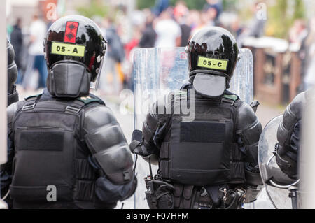 Belfast, Irlande du Nord. 09 août 2015 - Riot Squad PSNI emménager dans électrique émeutiers Crédit : Stephen Barnes/Alamy Live News Banque D'Images