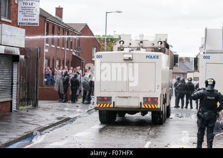 Belfast, Irlande du Nord. 09 août 2015 - canon à eau est utilisé pour disperser les émeutiers vers le bas une ruelle latérale. Crédit : Stephen Barnes/Alamy Live News Banque D'Images