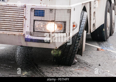 Belfast, Irlande du Nord. 09 août 2015 - Un canon à eau subit un dommage à son pneu. Crédit : Stephen Barnes/Alamy Live News Banque D'Images