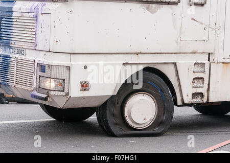 Belfast, Irlande du Nord. 09 août 2015 - Un canon à eau subit un dommage à son pneu. Crédit : Stephen Barnes/Alamy Live News Banque D'Images