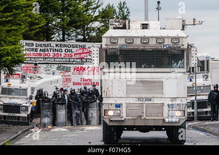 Belfast, Irlande du Nord. 09 août 2015 - canon à eau PSNI et Riot Squad Crédit : Stephen Barnes/Alamy Live News Banque D'Images