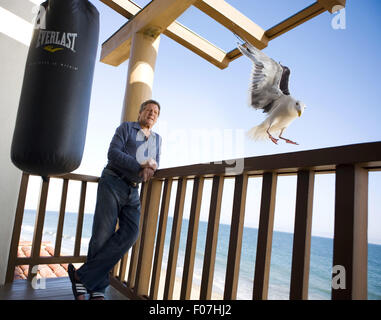 Malibu, Californie, USA. 23 août, 2010. Ryan O'Neal, un acteur américain, photographié dans son Malibu Beach house un an après la mort de son compagnon de longue date, l'actrice Farrah Fawcett (mort en 2009 d'un cancer). Crédit photo : Diana Mrazikova/ Zuma press © Diana Mrazikova/ZUMA/ZUMAPRESS.com/Alamy fil Live News Banque D'Images