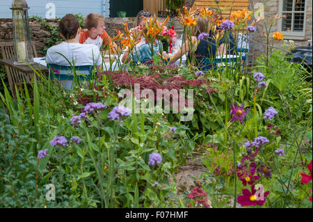 Un déjeuner dans un jardin de campagne Anglais par excellence dans la région des Cotswolds, Oxfordshire, Angleterre Banque D'Images