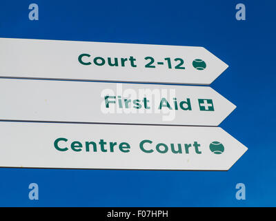 Centre Court et les signes de l'All England Club de tennis à Wimbledon, en Angleterre, la maison du tennis de Wimbledon Banque D'Images