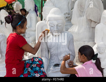 Polish femmes statues de Bouddha en marbre blanc dans une ruelle dans le quartier de la sculpture en marbre Mandalay Banque D'Images