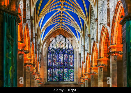 Transept ouest de la cathédrale St Giles, Royal Mile, Édimbourg montrant la tache fenêtre vitrée illustrant la vie et les œuvres de robe Banque D'Images