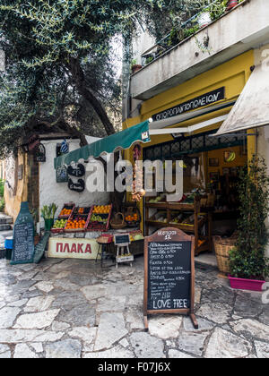 ATHÈNES, GRÈCE - 26 MARS 2015 : vue extérieure de la petite épicerie Banque D'Images