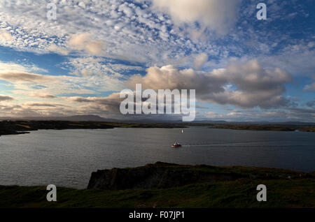 Traversée en ferry de Roaring Water Bay ci-dessous Castellanus, Port de Baltimore à partir de la balise - AKA la femme de Lot, près de Baltimore, comté de Cork, Irlande Banque D'Images