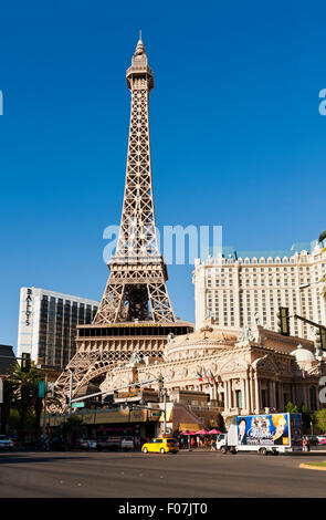 Paris Las Vegas est un casino à thème avec une demi-taille Tour Eiffel situé sur le Strip Banque D'Images
