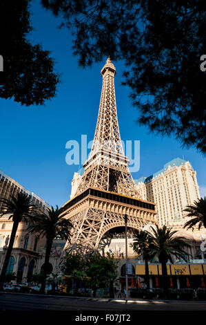 Paris Las Vegas est un casino à thème avec une demi-taille Tour Eiffel situé sur le Strip Banque D'Images