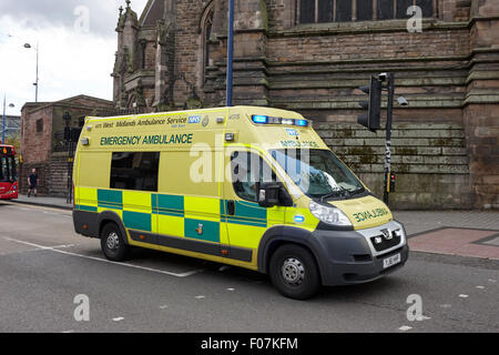 West Midlands ambulance service d'ambulance d'urgence sur appel Birmingham, UK Banque D'Images