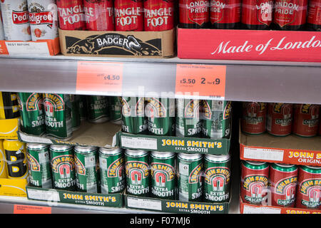 Étagères de supermarché Sainsburys dans un magasin dans le Derbyshire, Angleterre montrant des bières anglaises en vente, y compris le pied enchevêtré et John forgerons extra lisse Banque D'Images