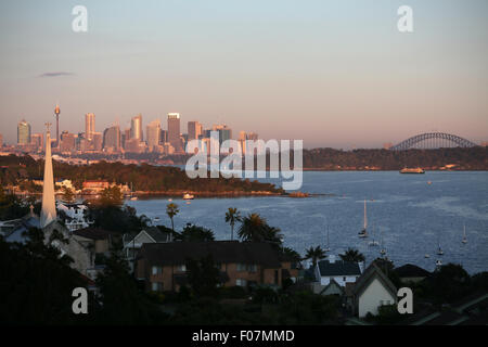 L'aube de Sydney à Watsons Bay vers Ville et Sydney Harbour Bridge Banque D'Images