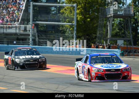 Watkins Glen, New York, USA. 9 Août, 2015. Le pilote de la série NASCAR Sprint Cup AJ Allmendinger # 47 conduit Sprint Cup Series driver Martin Truex Jr. # 78 au cours de la NASCAR Sprint Cup Series Cheez-It 355 au Glen à Watkins Glen International, à Watkins Glen, New York. Barnes riche/CSM/Alamy Live News Banque D'Images