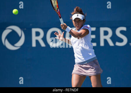 Toronto, Canada. 9 Août, 2015. Misaki Doi du Japon renvoie la balle contre Casey Dellacqua de l'Australie au cours de la deuxième ronde de qualification féminin à la Coupe Rogers 2015 à Toronto, Canada, le 9 août 2015. Misaki Doi a gagné 2-0. Credit : Zou Zheng/Xinhua/Alamy Live News Banque D'Images