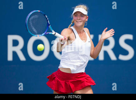 Toronto, Canada. 9 Août, 2015. Carina Witthoeft de l'Allemagne renvoie la balle contre Magda Linette de Pologne pendant la deuxième ronde de qualification féminin à la Coupe Rogers 2015 à Toronto, Canada, le 9 août 2015. Carina Witthoeft a gagné 2-0. Credit : Zou Zheng/Xinhua/Alamy Live News Banque D'Images