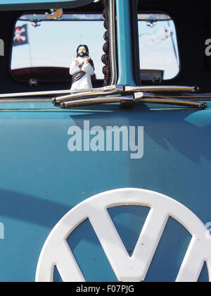 Un buddy Christ du prince dans la fenêtre d'un camper van VW Banque D'Images