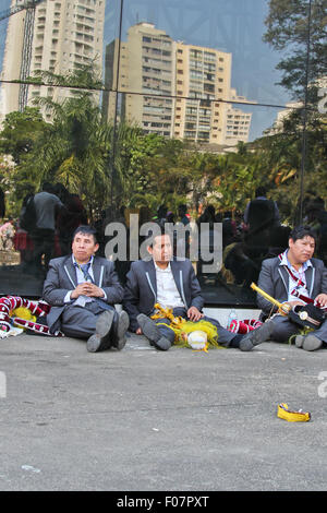 SAO PAULO, BRÉSIL Le 9 août 2015 : Un groupe d'hommes non identifiés se reposant après la parade Morenada bolivienne en date de l'indépendance Banque D'Images