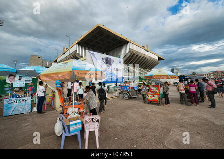 Le complexe sportif national (stade olympique), qui fait partie de la nouvelle architecture khmère mouvement des années 60, Phnom Penh, Cambodge Banque D'Images