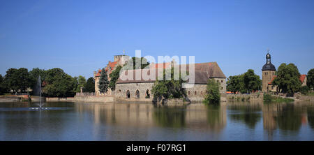 Flechtingen, Allemagne. 09Th Aug 2015. Le château de Flechtingen, Allemagne, 09 août 2015. Le complexe à l'origine conçu comme une forteresse construite en 1307 et est considéré comme lieu de la ville. Comme l'importance de la forteresse a commencé à diminuer au début du 15ème siècle, elle fut reconstruite avant d'être ultérieurement nommé un 'château.' Le château d'eau est resté en la possession de la famille aristocratique von Schenk depuis plus de 500 ans jusqu'à la réforme foncière en 1945. Photo : Jens Wolf/dpa/Alamy Live News Banque D'Images