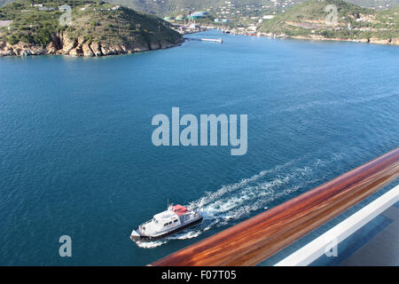 Les moniteurs de bateau-pilote bateau de croisière Banque D'Images