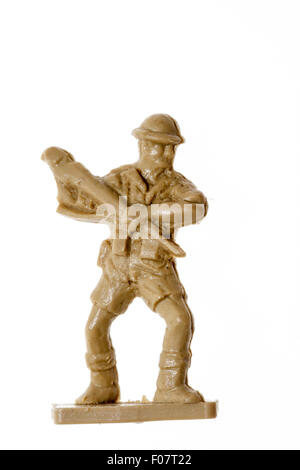 Airfix HO/OO modèle plastique toy soldier figure. La Seconde Guerre mondiale 8e soldat de l'armée américaine contre fond uni. À l'aide de fusil et holding soldat baïonnette. Banque D'Images