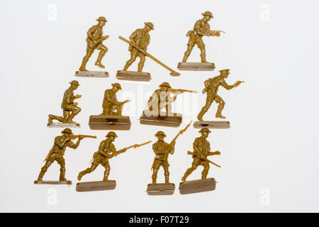 Airfix, HO/OO, 1/72 modèle plastique chiffres. La Seconde Guerre mondiale, 8e armée. Trois rangées de soldats sur un fond blanc. 1970 deuxième série. Banque D'Images